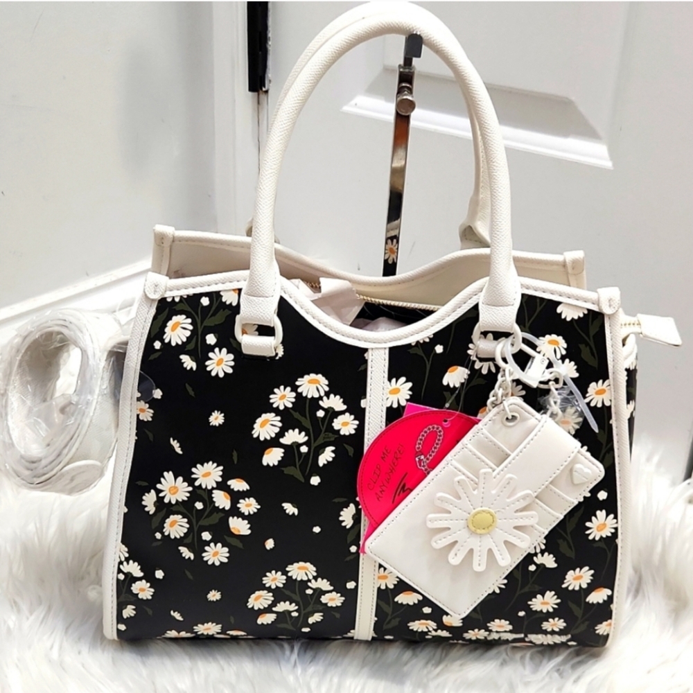 BETSEY JOHNSON XOLINDIE TOTE CROSSBODY BAG BLACK DAISY W CARD CASE WRISTLET